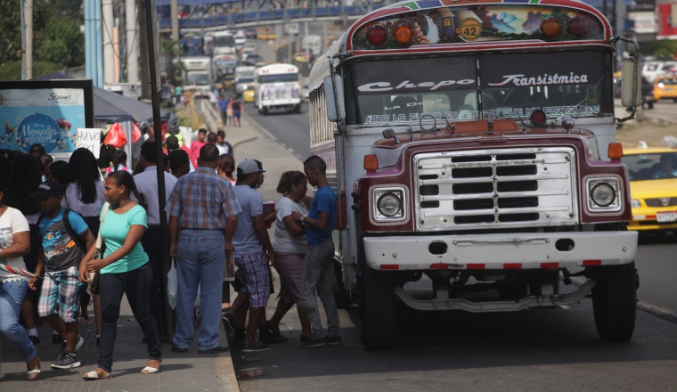 Los llamados "diablos rojos" aún circulan por las calles del país.