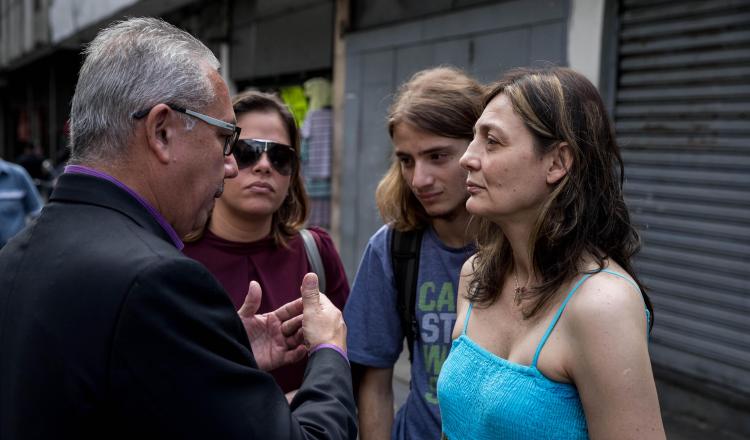 Betty Grossi habla con el abogado Joel García en las inmediaciones del Palacio de Justicia. /Foto EFE