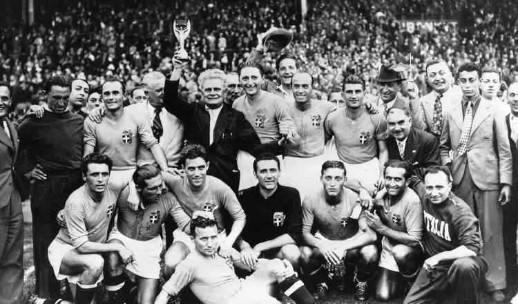 Italia se convirtió en el primer país en conquistar dos mundiales, luego de levantar el trofeo Jules Rimet en el Mundial Francia 1938. /Foto Tomado de internet