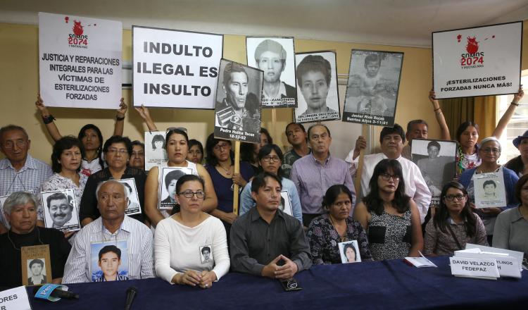Familiares de las víctimas de las matanzas por las que fue condenado  Alberto Fujimori, exigen justicia. /Foto EFE