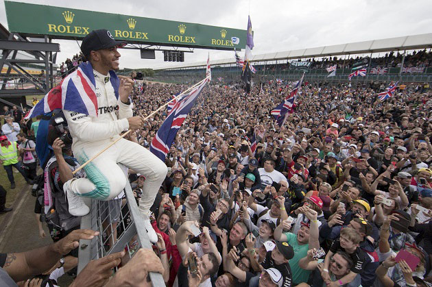 Lewis Hamilton celebrando una de sus carreras ganadas esta temporada. 