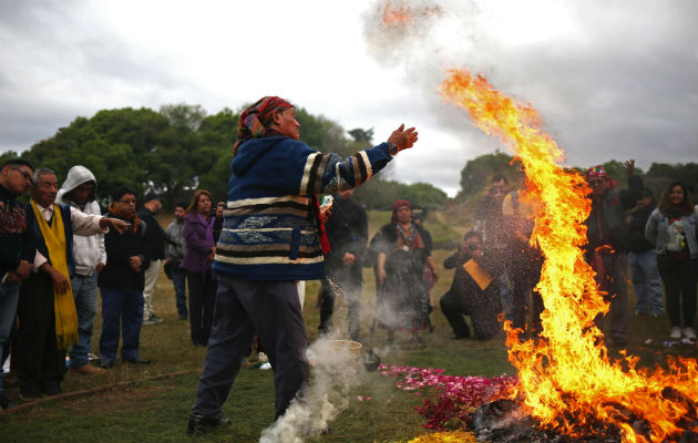 Guías espirituales y sacerdotes mayas se preparan al amanecer y recuerdan los Acuerdos de Paz. FOTO/EFE