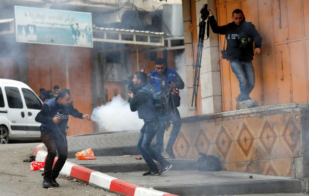 Un grupo de periodistas arriesga la vida en una cobertura. FOTO/EFE