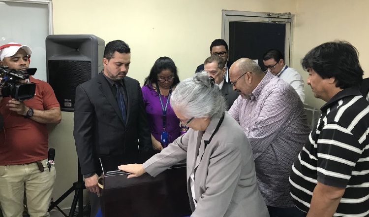 El pasado 27 de diciembre de 2017 los familiares de Marlene Mendizábal recibieron los restos de su hija, una estudiante asesinada en 1976, durante la dictadura militar. /Foto Ministerio Público