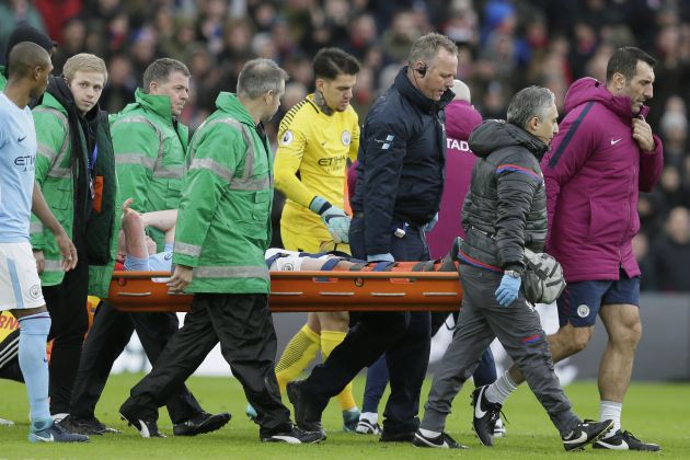 El belga Kevin De Bruyne salió en camilla. Foto AP