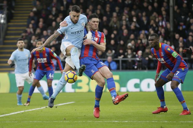 El defensa del City, Nicolas Otamendi (izq.) disputa el balón con Martin Kelly del Crystal Palace. Foto AP