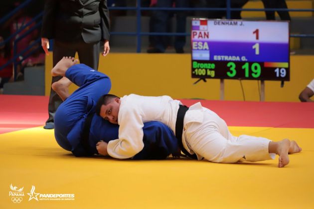 James Denham (blanco) en combate. Foto Pandeportes / Cop James Denham (blanco) en combate. Foto Pandeportes / Cop