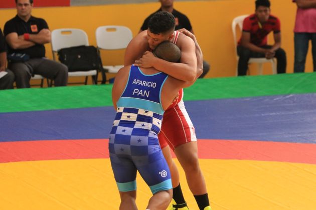 Combate de lucha olímpica. Foto Pandeportes Combate de lucha olímpica. Foto Pandeportes