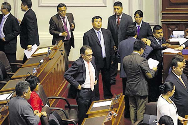 Fujimorismo se divide y puede perder el Congreso