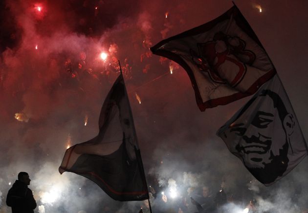 Seguidores del Estrella Roja también prendieron bengalas en el estadio. Foto AP Seguidores del Estrella Roja también prendieron bengalas en el estadio. Foto AP