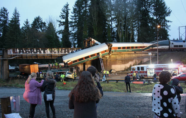 Los primeros en responder trabajan un tren de Amtrak que descarriló en DuPont, al sur de Seattle.