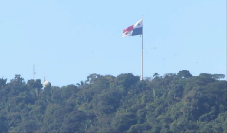 La bandera ondea en el cerro desde octubre de 1979. Archivo