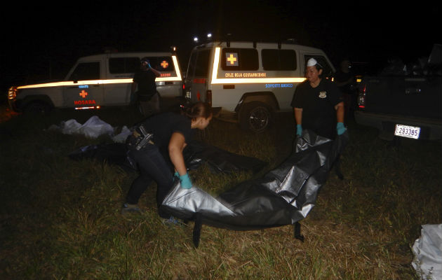 Las autoridades recuperan los cuerpos de las víctimas del accidente aéreo. FOTO/AP