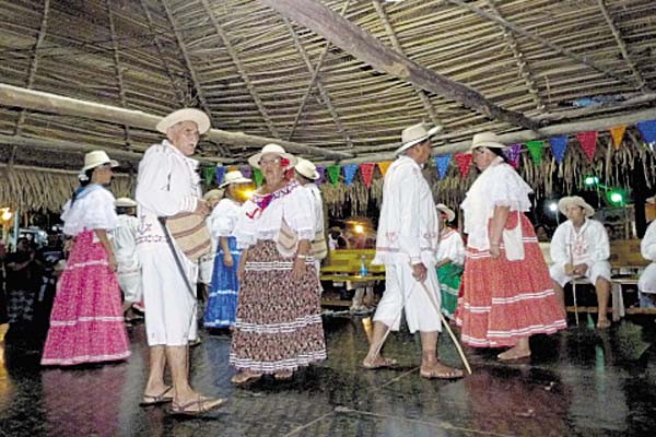 Uno de los principales atractivos para los visitantes de la Feria de San Sebastián, en Ocú, son los paseos en lancha por el conocido lago de la feria, en el que grandes y chicos disfrutan de un momento de esparcimiento, apreciando las hermosas instalaciones del lugar. /Foto Archivo