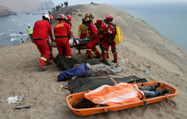 Los cuerpos son rescatados uno por uno. FOTO/EFE