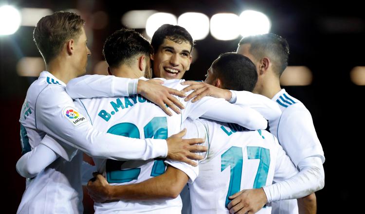 Los jugadores del Real Madrid celebran el tercer gol del equipo frente al Numancia. /Foto EFE