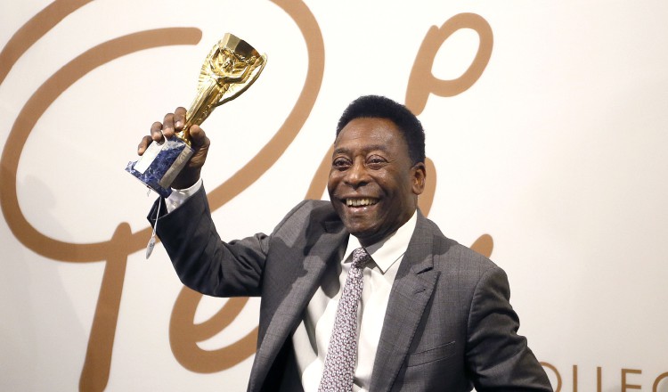 El astro brasileño Pelé se convirtió en el primer jugador en conquistar en tres ocasiones la Copa del Mundo (1958, 1962 y 1970). /Foto AP