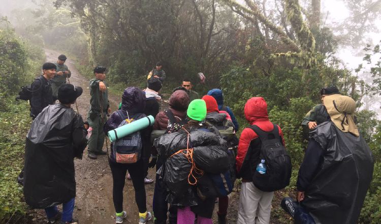 Senderistas fueron retenidos por unidades policiales, al tratar de ingresar al Volcán Barú por la población de Boquete. /Foto José Vásquez