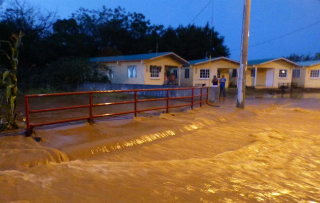 El agua rebasó el puente vehicular. Foto: Thays Domínguez. 