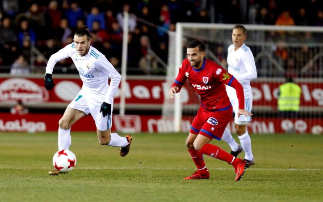 El galés del Real Madrid Gareth Bale (i) controla el balón ante el delantero del Numancia Higinio Marín. Foto EFE