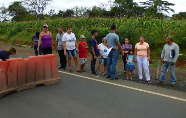 Trancaron la vía. Foto: Thays Domínguez. 