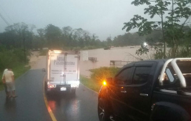 Carretera obstruida por crecida. Foto: Diómedes Sánchez.