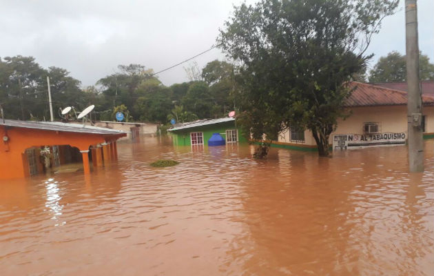 Se desborda río en Icacal, Colón y los afectados evacúan