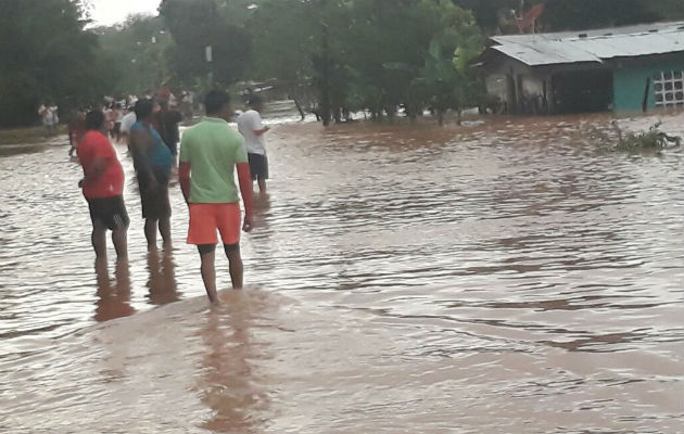 Los afectados salen de sus casas porque el nivel del agua aumenta. 