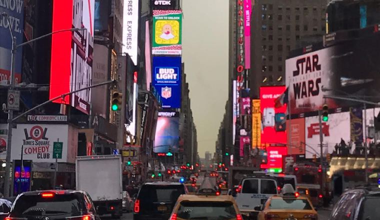 Letreros luminosos: Los famosos teatros de Broadway, la Plaza Rockefeller, el Central Park  y la enorme  cantidad de letreros luminosos de neón y la nieve hacen de este lugar el destino de millones de personas.