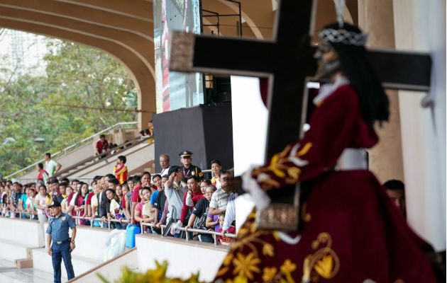 Miles de fieles adoran al Cristo Nazareno de Filipinas