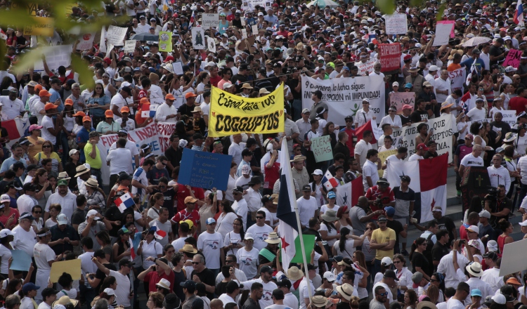 Unas 10 mil personas respondieron ayer a la convocatoria contra la corrupción, planteada en redes sociales por un grupo de ciudadanos. /Foto Víctor Arosemena