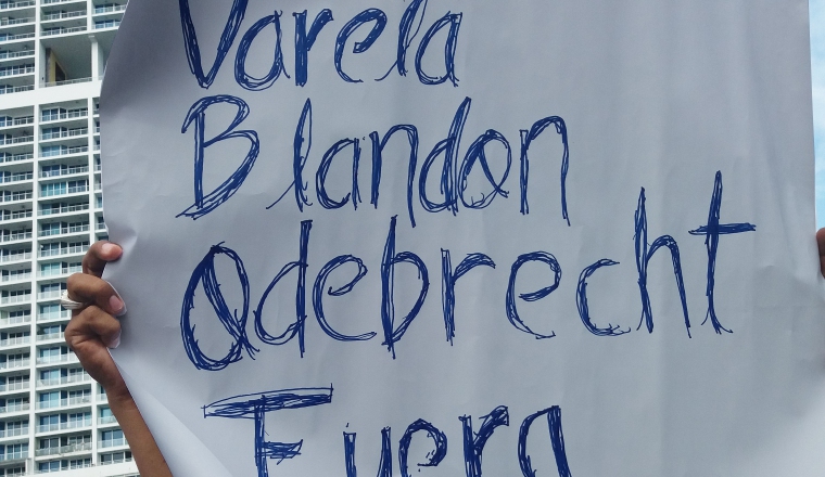 Una pancarta planteó la conexión -y rechazo- a Odebrecht, al  presidente de la República y  a su copartidario, el alcalde capitalino.