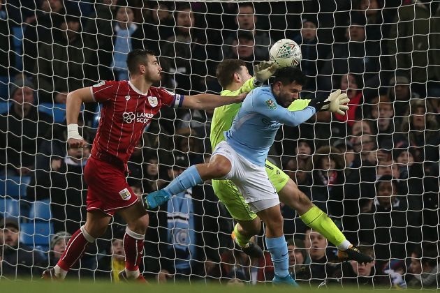 Sergio Aguero (d) de Manchester City cabecea el balón ante Bristol. Foto EFE