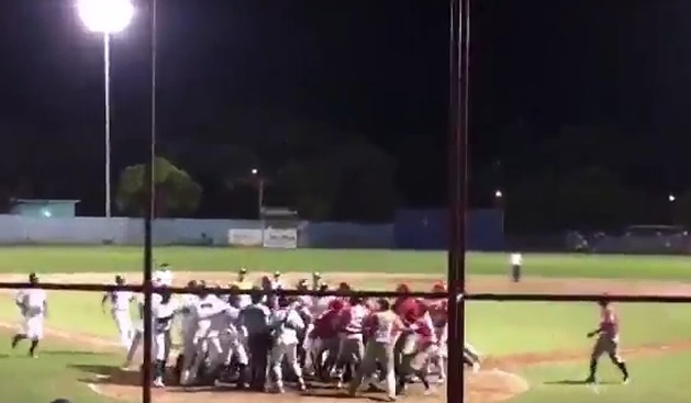 Los jugadores se fueron a los golpes. Foto captura