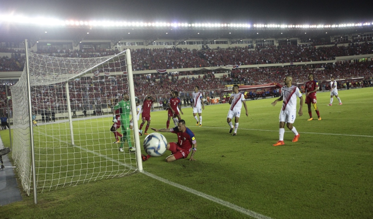 Blas Pérez protagonizó uno de los tantos más polémicos en la eliminatoria, al anotar un gol que no cruzó la línea. /Foto Anayansi Gamez