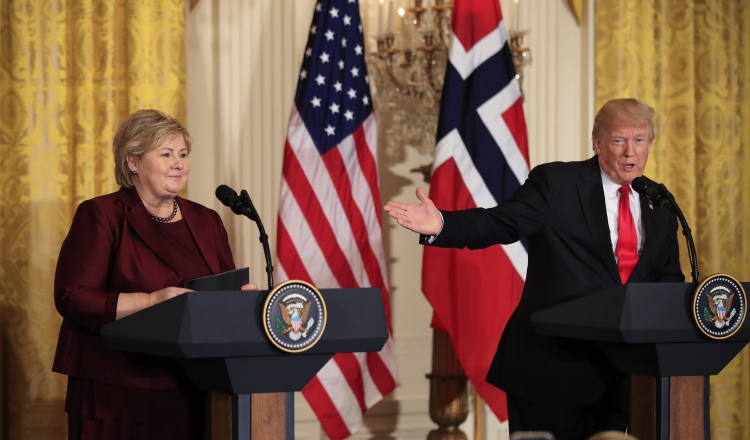 Donald Trump en conferencia  con la Primera ministra de Noruega Ema Solberg. /Foto AP