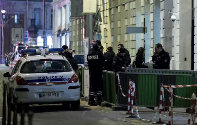 Dos personas se encontraban dentro de la tienda y le avisaron a la policía, señaló el funcionario. FOTO/EFE