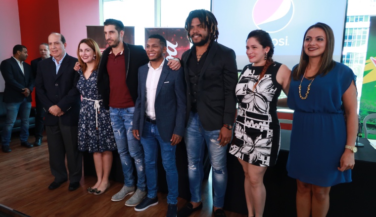 Román Torres (dcha.), durante una firma de   contrato de imagen con la Cervecería Nacional, con la Cerveza Balboa. /Foto Alcides Rodríguez