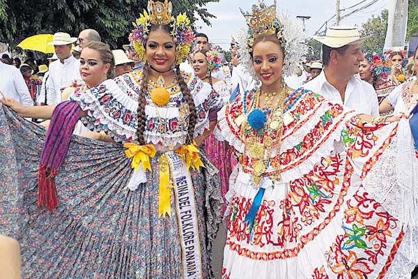 Las féminas, todas unas reinas a su paso.