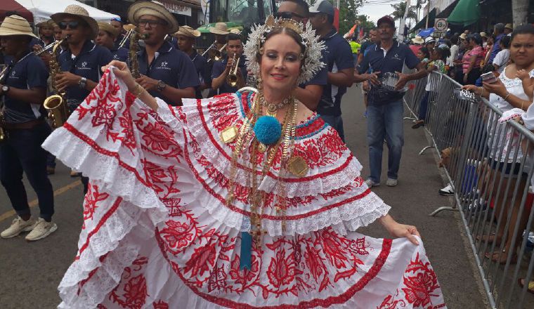 Paulette Thomas - Prefirió una de gala roja con turquesa. ¡Hermosa!