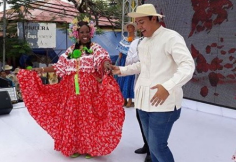 Natalie Harris bailando con Rubén, de “A lo Panameño”.