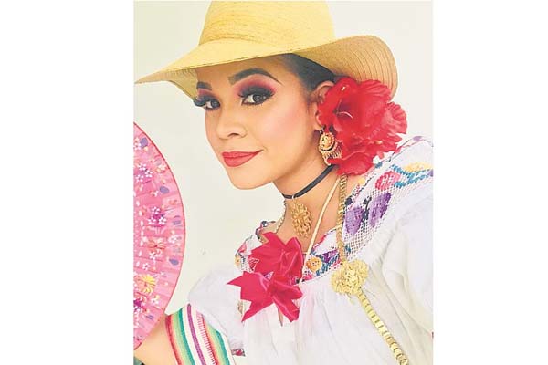La cantante Kiara optó por una pollera nueva que el pueblo ha acogido, que es la camisola, según la profesora Dania Díaz.