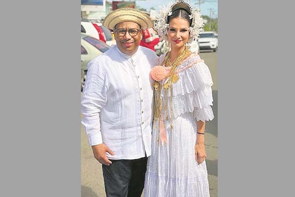 Carolina Dementiev con una pollera de gala y Eddy Vásquez, también de gala.