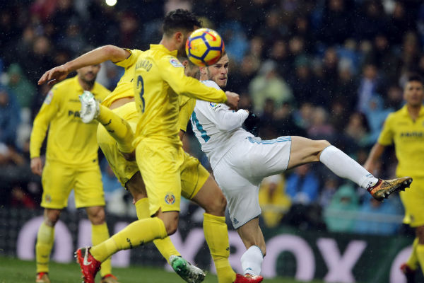 Gareth Bale (blanco), disputa el balón ante Álvaro González. Foto:AP 