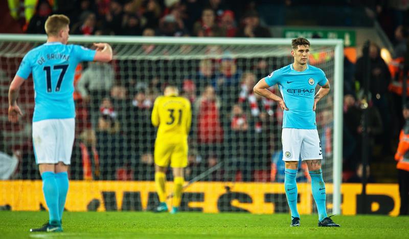 Los jugadores del City no pudieron con la presión del Liverpool. Foto EFE