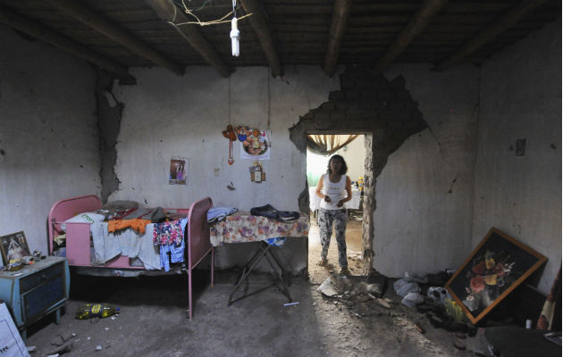 Una mujer observa como quedó su casa. Foto: AP 