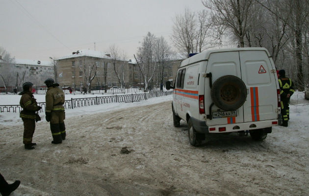 Se inspecciona los alrededores del colegio. Foto: EFE  