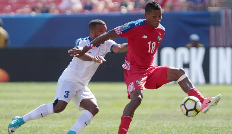 Miguel Camargo (dcha.)ha jugado 13 partidos con la Selección Mayor de Fútbol de Panamá. Ha anotado dos goles.