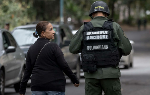 Aura Perez (c), tía de Oscar Pérez, camina en las inmediaciones de la morgue. FOTO/EFE