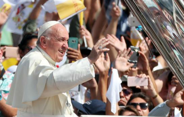 El papa Francisco saluda a los feligreses en Playa Lobito, en Chile, antes de seguir a Lima. Foto: EFE